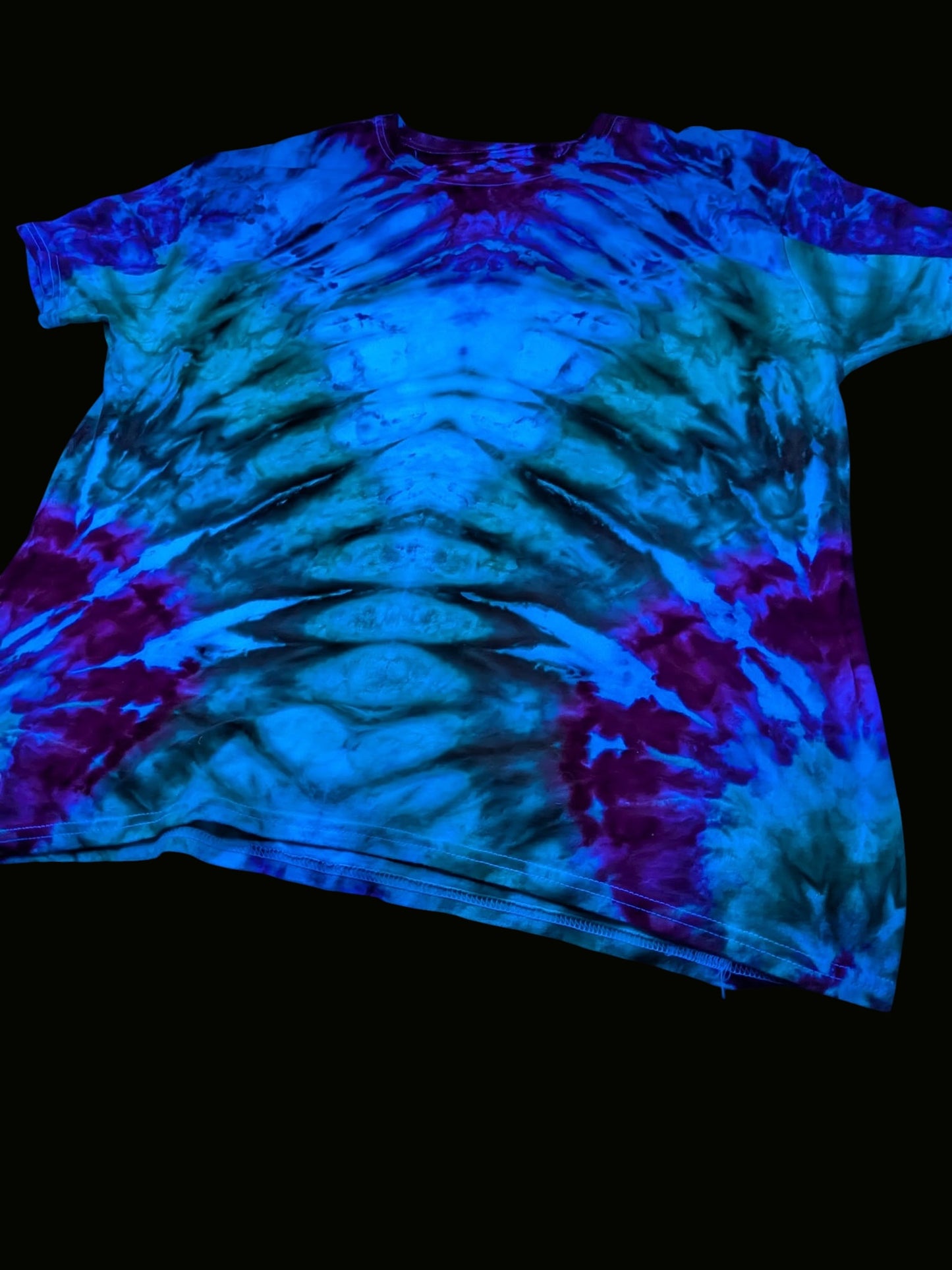 Short sleeve t-shirt XL blacklight reactive