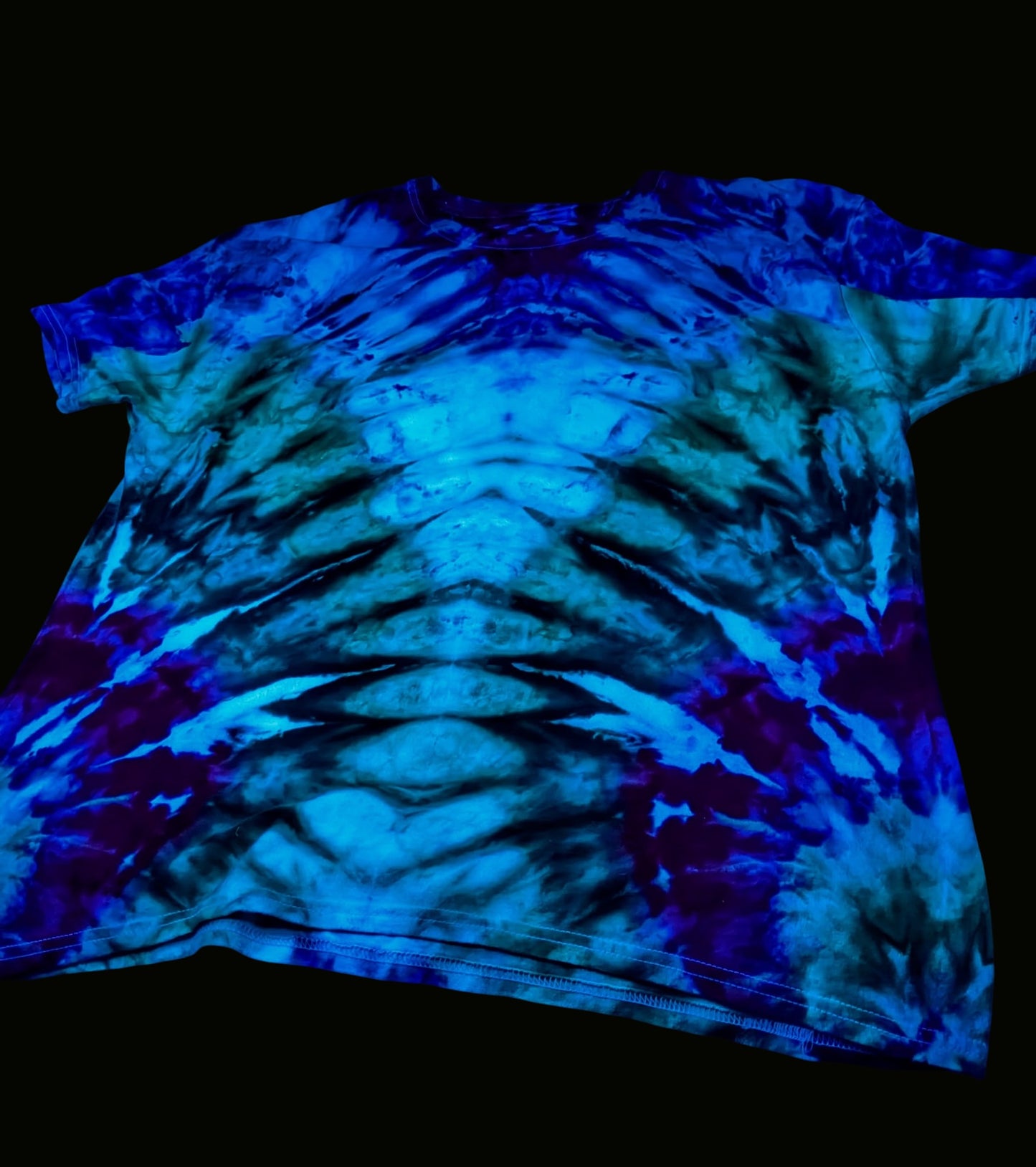 Short sleeve t-shirt XL blacklight reactive