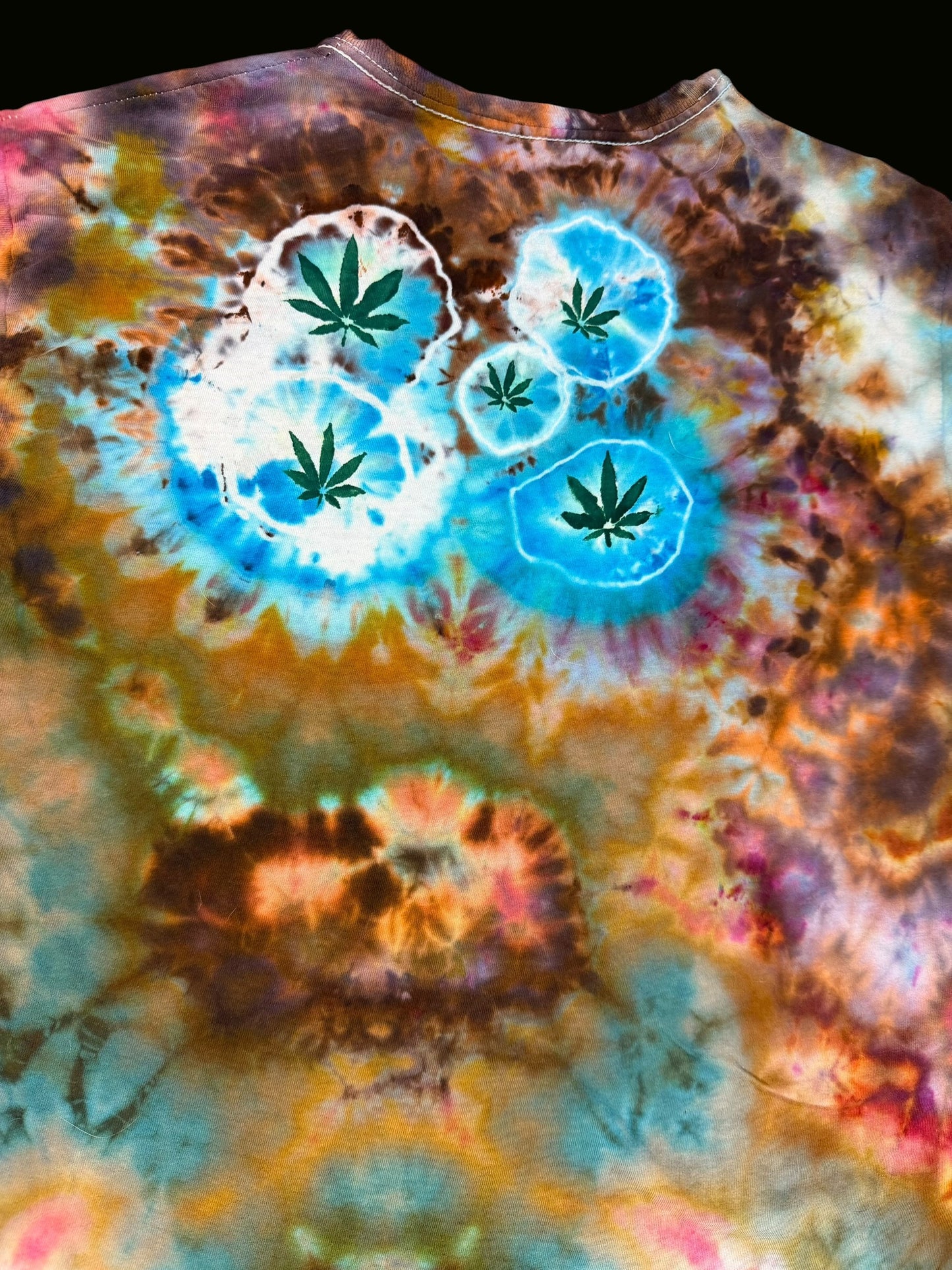 Short sleeve t-shirt MEDIUM Painted Cannabis leaf